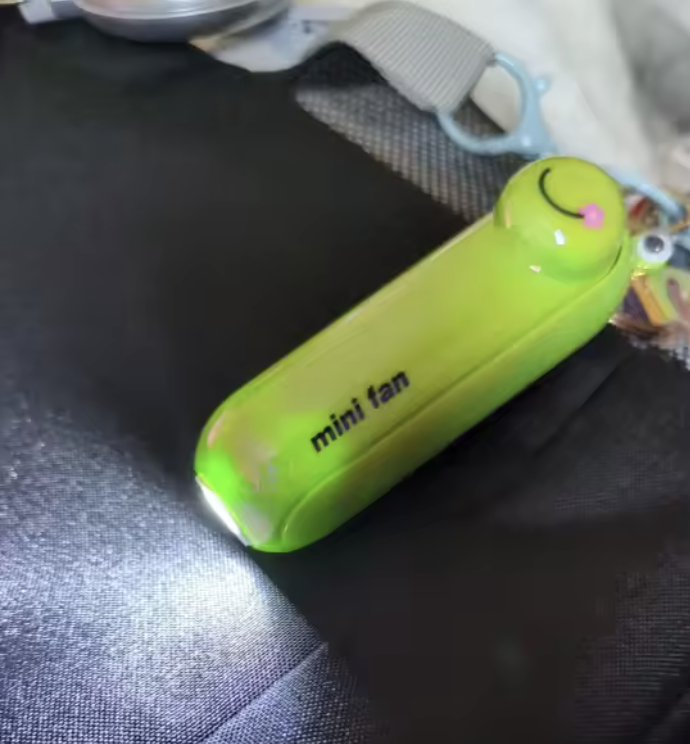 MiniFan vert utilisé en lampe sur un sac